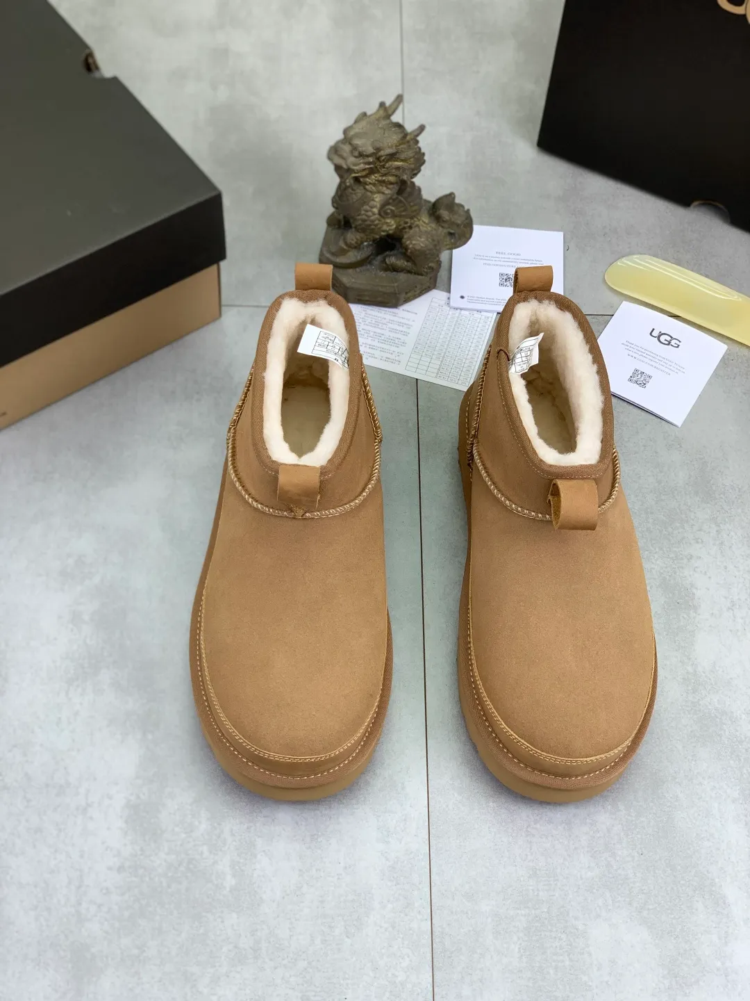 Men's men's shoes 💰P500 New top version UGG 2025 autumn and winter high-top new casual shoes new series Ansley Mules Fashionable and comfortable shallow flat slip-on casual loafers ✨ Classic suede cowhide with 10mm wool lining Insole suede collar Soft and comfortable ❤️ Decorated with UGG classic heat embossed brand logo on the back side Full texture Lightweight rubber sole Anti-slip, wear-resistant and comfortable Color: Black Brown Size: 39-45
